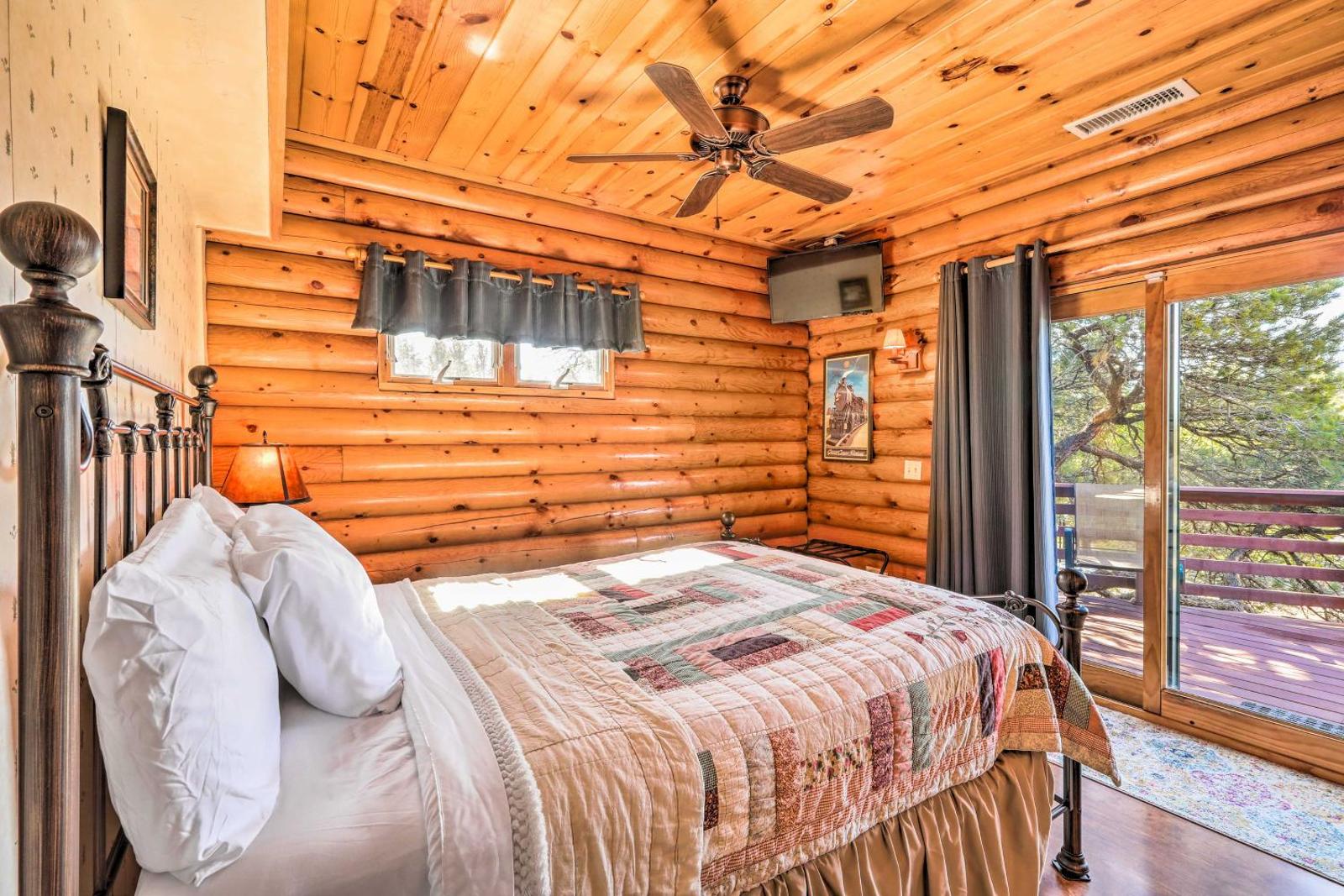 5-Star Log Cabin, Quaint and Cozy, near Grand Canyon Main image 1